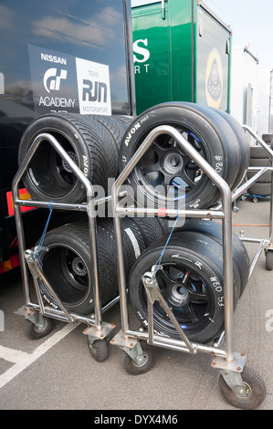 Slick e le gomme da bagnato su ruote per GT Racing Cars nel paddock di Oulton Park Motor Racing circuito Cheshire England Regno Unito Foto Stock