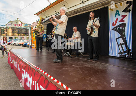 Italia Piemonte Torino 26 Aprile 2014 - "Torino Jazz Festival ' Tram del TFJ. Il tram del TFJ. Dal 26 aprile al 30 un tram, in scena dal teatro, farà tappa in due diversi luoghi della città. La Lippa Jazz Band eseguirà in questo spazio, con repertori Dixieland e New Orleans Credito: Davvero Facile Star/Alamy Live News Foto Stock