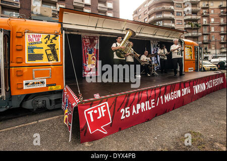 Italia Piemonte Torino 26 Aprile 2014 - "Torino Jazz Festival ' Tram del TFJ. Il tram del TFJ. Dal 26 aprile al 30 un tram, in scena dal teatro, farà tappa in due diversi luoghi della città. La Lippa Jazz Band eseguirà in questo spazio, con repertori Dixieland e New Orleans Credito: Davvero Facile Star/Alamy Live News Foto Stock