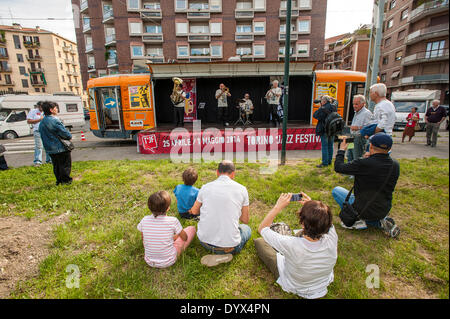 Italia Piemonte Torino 26 Aprile 2014 - "Torino Jazz Festival ' Tram del TFJ. Il tram del TFJ. Dal 26 aprile al 30 un tram, in scena dal teatro, farà tappa in due diversi luoghi della città. La Lippa Jazz Band eseguirà in questo spazio, con repertori Dixieland e New Orleans Credito: Davvero Facile Star/Alamy Live News Foto Stock