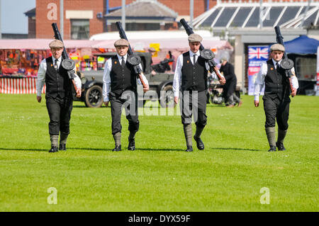 Larne, Irlanda del Nord. 26 apr 2014 - quattro uomini trasportano replica mitragliatrici Credit: stephen Barnes/Alamy Live News Foto Stock