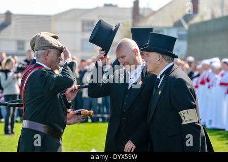 Larne, Irlanda del Nord. 26 apr 2014 - Lord Edward Carson (PUP leader Billy Hutchinson) saluta l'UVF sergente maggiore durante la rievocazione del 1914 Larne gun-l'esecuzione. Credito: Stephen Barnes/Alamy Live News Foto Stock