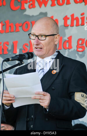 Larne, Irlanda del Nord. 26 apr 2014 - Billy Hutchinson, leader del PUP, offre il discorso tenuto da Lord Edward Carson 100 anni fa. Credito: Stephen Barnes/Alamy Live News Foto Stock