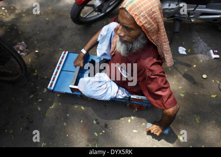 Dacca in Bangladesh. 26 apr 2014. Disattivare mendicanti raccolti e resi catena umana di fronte press club impegnativo lavoro opportunità invece di mump per vivere.hanno anche chiesto job di governo per il loro discendente, studio gratuito per loro e vivere meglio lo spazio. © Zakir Hossain Chowdhury/NurPhoto/ZUMAPRESS.com/Alamy Live News Foto Stock