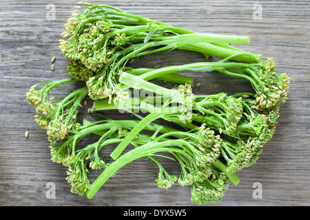 Broccoli freschi steli su di una superficie di legno Foto Stock