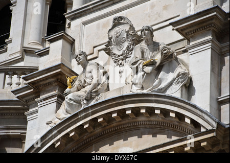 "La vittoria e "Fama" statue alta sul lato della vecchia guerra edificio per uffici a Londra, Inghilterra, Regno Unito. Foto Stock