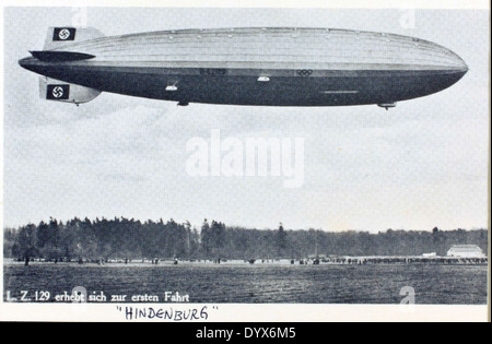 Lo Zeppelin LZ 129, noto anche come Hindenburg, era un dirigibile rigido tedesco che divenne famigerato per il suo tragico incidente nel 1937. Questa immagine mette in evidenza il suo design e il suo significato nei viaggi più leggeri dell'aria e nella storia dell'aviazione. Foto Stock