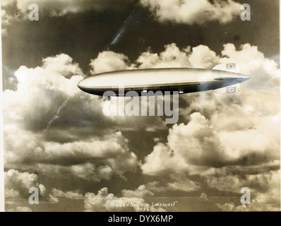 Lo Zeppelin D-LZ 129, noto anche come Hindenburg, era un dirigibile tedesco utilizzato per i voli transatlantici. L'Hindenburg è famosa soprattutto per la sua tragica esplosione durante un tentativo di attracco a Lakehurst, nel New Jersey, nel 1937, segnando un evento significativo nella storia dell'aviazione. Foto Stock