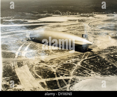 Il dirigibile Zeppelin D-LZ 129, noto anche come Hindenburg, era un famoso dirigibile tedesco gestito dalla Deutsche Zeppelin-Reederei (DZR). Era uno dei dirigibili più grandi del suo tempo e un simbolo dei primi viaggi di dirigibili prima del suo tragico disastro nel 1937. Foto Stock