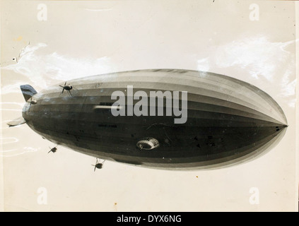 Lo Zeppelin LZ 129, noto anche come Hindenburg, era un dirigibile rigido tedesco gestito dalla Deutsche Zeppelin-Reederei. Nota per la sua tragica fine, l'Hindenburg fu un simbolo di volo più leggero dell'aria negli anni '1930 Foto Stock