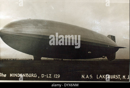 Lo Zeppelin D-LZ 129, meglio conosciuto come Hindenburg, era un dirigibile passeggeri tedesco che si schiantò tragicamente alla base navale di Lakehurst nel 1937. Rimane uno dei disastri più famigerati della storia dell'aviazione. Foto Stock
