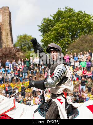 Tamworth Staffordshire REGNO UNITO. 26 aprile 2014 St George onde per la folla, parte di Tamworths' magnifico antico castello rende un raccordo sullo sfondo. Come parte della St Georges" celebrazioni della Giornata. Credito: Chris Gibson/Alamy Live News Foto Stock