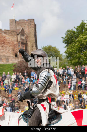 Tamworth Staffordshire REGNO UNITO. 26 aprile 2014 St George onde per la folla, parte di Tamworths' magnifico antico castello rende un raccordo sullo sfondo. Come parte della St Georges" celebrazioni della Giornata. Credito: Chris Gibson/Alamy Live News Foto Stock