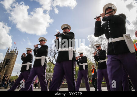 Londra, Regno Unito. 26 apr 2014. Città del Distretto di Londra St George giorno Orange parata e marzo 2014 Credit: Guy Corbishley/Alamy Live News Foto Stock