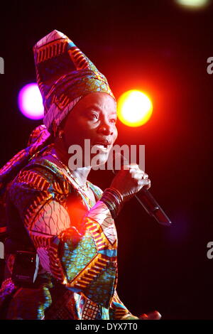 Gdansk, Polonia 26th, aprile 2014 il Grammy Award ""Beninoise vincente cantante Angelique Kidjo suona dal vivo durante il Festival della siesta nel Baltico polacco Philharmonic in Gdansk. Credito: Michal Fludra/Alamy Live News Foto Stock