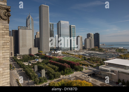 Vista aerea lo skyline del centro cittadino e il Millennium Park dalla scogliera abitatori Club in Chicago, Illinois USA Foto Stock