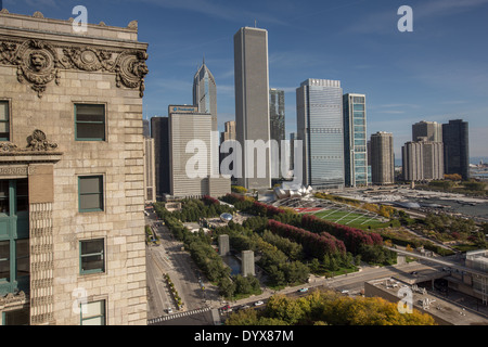 Vista aerea lo skyline del centro cittadino e il Millennium Park dalla scogliera abitatori Club in Chicago, Illinois USA Foto Stock