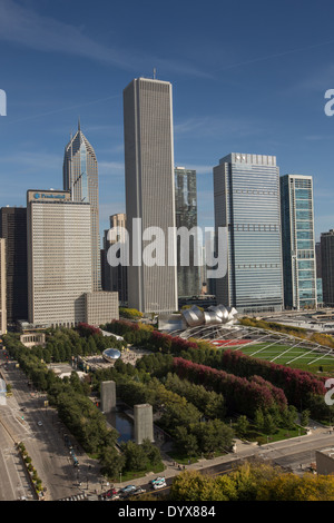 Vista aerea lo skyline del centro cittadino e il Millennium Park dalla scogliera abitatori Club in Chicago, Illinois USA Foto Stock