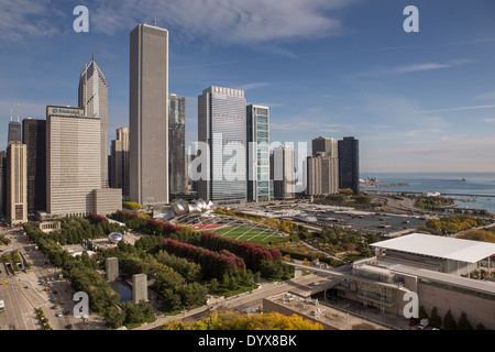 Vista aerea lo skyline del centro cittadino e il Millennium Park dalla scogliera abitatori Club in Chicago, Illinois USA Foto Stock