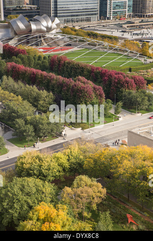 Vista aerea del Pritzker Pavilion di Millennium Park dalla scogliera abitatori Club in Chicago, Illinois USA Foto Stock