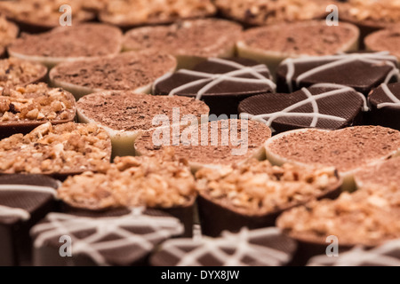 Delizioso cuore praline di cioccolato. Yummy amore. Un assortimento di tartufo più raffinati. Il regalo perfetto per gli amanti del cioccolato. Foto Stock