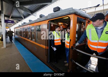 Skokie, Illinois, Stati Uniti d'America. Il 26 aprile 2014. Nella celebrazione dei cinquant'anni di funzionamento di Skokie Swift (linea gialla), il CTA correva 1920s vintage '4000 series' il treno. L'evento ha attirato railfans ma piloti regolari sono stati sorpresi quando il vecchio treno tirato in stazioni. Chiunque potrebbe guidare il treno, regolari tariffe applicate. Credito: Todd Bannor/Alamy Live News Foto Stock