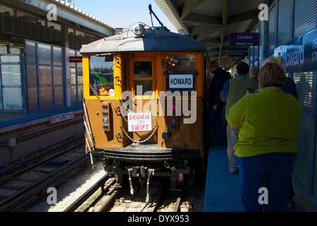 Skokie, Illinois, Stati Uniti d'America. Il 26 aprile 2014. Nella celebrazione dei cinquant'anni di funzionamento di Skokie Swift (linea gialla), il CTA correva 1920s vintage '4000 series' il treno. L'evento ha attirato railfans ma piloti regolari sono stati sorpresi quando il vecchio treno tirato in stazioni. Chiunque potrebbe guidare il treno, regolari tariffe applicate. Tali passeggeri sono imbarco Howard Street Station. Credito: Todd Bannor/Alamy Live News Foto Stock