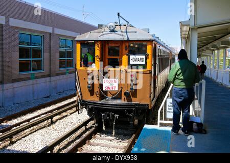 Skokie, Illinois, Stati Uniti d'America. Il 26 aprile 2014. Nella celebrazione dei cinquant'anni di funzionamento di Skokie Swift (linea gialla), il CTA correva 1920s vintage '4000 series' il treno. L'evento ha attirato railfans ma piloti regolari sono stati sorpresi quando il vecchio treno tirato in stazioni. Chiunque potrebbe guidare il treno, regolari tariffe applicate. Qui il treno si avvicina il turnaround a Skokie's Dempster Avenue stazione. Credito: Todd Bannor/Alamy Live News Foto Stock