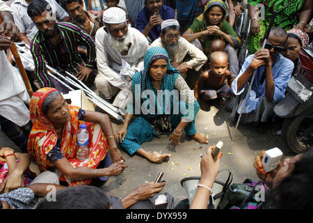 Dacca in Bangladesh. 26 apr 2014. Disattivare mendicanti raccolti e resi catena umana di fronte press club impegnativo lavoro opportunità invece di mump per vivere.hanno anche chiesto job di governo per il loro discendente, studio gratuito per loro e vivere meglio lo spazio. © Zakir Hossain Chowdhury/NurPhoto/ZUMAPRESS.com/Alamy Live News Foto Stock