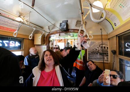 Skokie, Illinois, Stati Uniti d'America. Il 26 aprile 2014. Nella celebrazione dei cinquant'anni di funzionamento di Skokie Swift (linea gialla), il CTA correva 1920s vintage '4000 series' il treno. L'evento ha attirato railfans ma piloti regolari sono stati sorpresi quando il vecchio treno tirato in stazioni. Chiunque potrebbe guidare il treno, regolari tariffe applicate. Credito: Todd Bannor/Alamy Live News Foto Stock