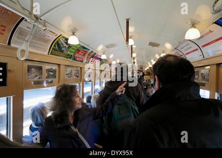 Skokie, Illinois, Stati Uniti d'America. Il 26 aprile 2014. Nella celebrazione dei cinquant'anni di funzionamento di Skokie Swift (linea gialla), il CTA correva 1920s vintage '4000 series' il treno. L'evento ha attirato railfans ma piloti regolari sono stati sorpresi quando il vecchio treno tirato in stazioni. Chiunque potrebbe guidare il treno, regolari tariffe applicate. Credito: Todd Bannor/Alamy Live News Foto Stock