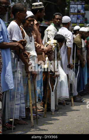 Dacca in Bangladesh. 26 apr 2014. Disattivare mendicanti raccolti e resi catena umana di fronte press club impegnativo lavoro opportunità invece di mump per vivere.hanno anche chiesto job di governo per il loro discendente, studio gratuito per loro e vivere meglio lo spazio. © Zakir Hossain Chowdhury/NurPhoto/ZUMAPRESS.com/Alamy Live News Foto Stock