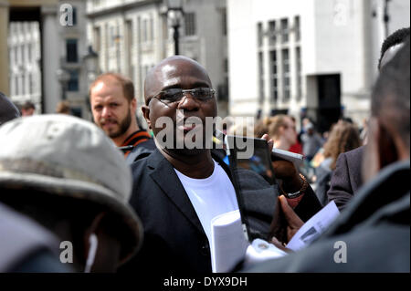 Londra, Regno Unito. 26 apr 2014. DCG-UK, in solidarietà con DUGA-DC e attivisti della Gambia in Senegal, tenuto manifestazioni concomitanti a Washington DC, a Londra e a Dakar per contrassegnare 14 anni in ricordo della scuola di 14 bambini e volontario della Croce Rossa, ucciso da gambiana forze di sicurezza sotto la direzione del presidente dello stato Yahya Jammeh sul 10 & 11 aprile 2000 Credit: Giulia Fiori/Alamy Live News Foto Stock