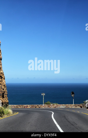 Vista sull'oceano da Chapmans Peak Drive sulla Penisola del Capo vicino a Cape Town, Sud Africa. Foto Stock