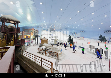 Gli sciatori cattura un giro il pendio di neve dagli impianti di risalita nella piscina Ski resort di Dubai, Dubai, Emirati Arabi Uniti, Emirati arabi uniti. Foto Stock