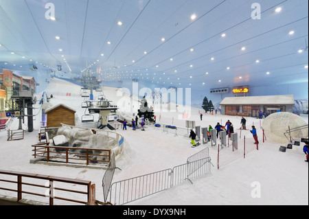 Gli sciatori cattura un giro il pendio di neve dagli impianti di risalita nella piscina Ski resort di Dubai, Dubai, Emirati Arabi Uniti, Emirati arabi uniti. Foto Stock