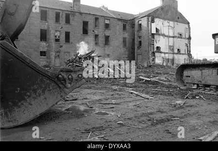 I legnami di masterizzazione dal tenements getting demolita in Clydebank per fare la strada per la fase successiva di Clyde Shopping Centre Foto Stock
