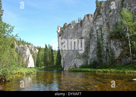 Scogliere sulle rive del fiume. Foresta vergine di Komi, taiga nella cresta Chernyshov. Foto Stock