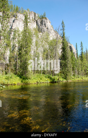 Scogliere sulle rive del fiume. Foresta vergine di Komi, taiga nella cresta Chernyshov. Foto Stock