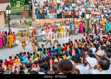 Il confine Wagah chiusura 'abbassamento delle bandiere' cerimonia al confine India-Pakistan Attari vicino Amritsar Punjab, India. Foto Stock