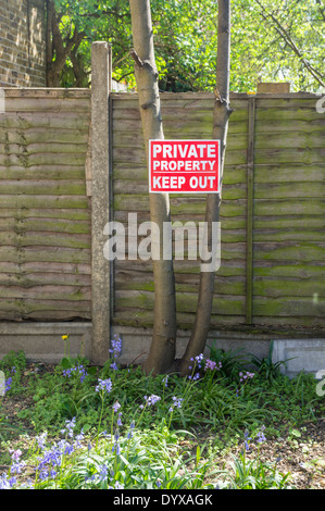 La proprietà privata tenere fuori un cartello di segnalazione, Londra England Regno Unito Regno Unito Foto Stock