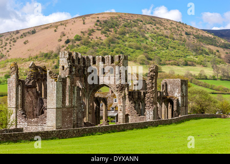 Rimane del XII secolo Llanthony Priory nella valle di Ewyas, Montagna Nera, Parco Nazionale di Brecon Beacons. Foto Stock