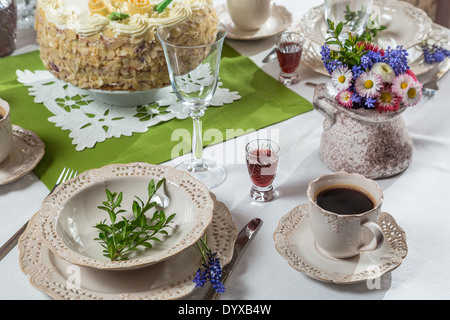 Addobbate a festa con tavolo serviti caffè e torta Foto Stock