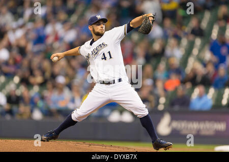 Milwaukee, Wisconsin, Stati Uniti d'America. 26 apr 2014. Aprile 26, 2014: Milwaukee Brewers a partire lanciatore Marco Estrada #41 offre un passo nel primo inning della Major League Baseball gioco tra il Milwaukee Brewers e il Chicago Cubs a Miller Park di Milwaukee, WI. John Fisher/CSM/Alamy Live News Foto Stock