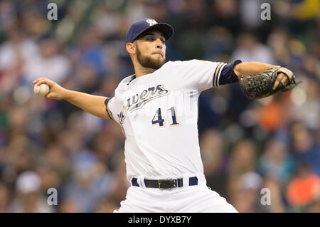 Milwaukee, Wisconsin, Stati Uniti d'America. 26 apr 2014. Aprile 26, 2014: Milwaukee Brewers a partire lanciatore Marco Estrada #41 offre un passo nel primo inning della Major League Baseball gioco tra il Milwaukee Brewers e il Chicago Cubs a Miller Park di Milwaukee, WI. John Fisher/CSM/Alamy Live News Foto Stock