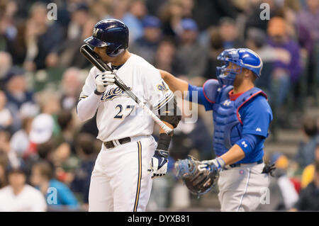 Milwaukee, Wisconsin, Stati Uniti d'America. 26 apr 2014. Aprile 26, 2014: Milwaukee Brewers center fielder Carlos Gomez #27 odori il bat dopo un fallo palla durante il Major League Baseball gioco tra il Milwaukee Brewers e il Chicago Cubs a Miller Park di Milwaukee, WI. John Fisher/CSM/Alamy Live News Foto Stock