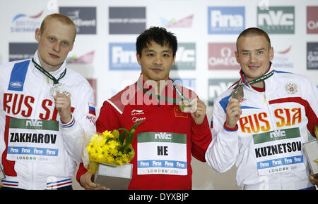 Londra, Regno Unito. 26 apr 2014. Egli Chong della Cina pone con la Russia Ilya Zakharov(L) e Evgeny Kuznetsov sul podio durante la cerimonia di premiazione per Uomini 3m Springboard di Fina/cnv Diving World Series 2014 presso il London Aquatics Centre di Londra, UK, 26 aprile 2014. Egli ha sostenuto il titolo con 559.00 punti. Ilya Zakharov e Evgeny Kuznetsov ha conquistato l'argento e il bronzo rispettivamente. Credito: Wang Lili/Xinhua/Alamy Live News Foto Stock