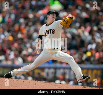 San Francisco CA. 26 apr 2014. San Francisco Giants a partire lanciatore Tim Lincecum (55) in azione durante la MLB baseball gioco tra il Cleveland Indians e i San Francisco Giants di AT&T Park di San Francisco CA. I Giganti sconfitti gli indiani 5-3. Damon Tarver/Cal Sport Media/Alamy Live News Foto Stock