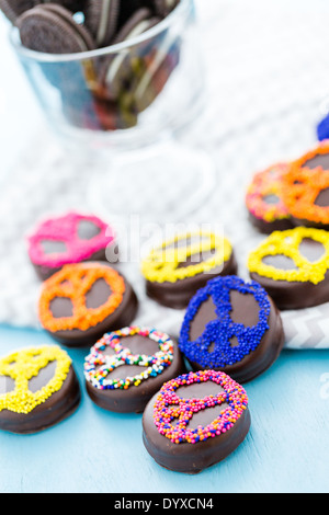 Gourmet ricoperta di cioccolato Oreos con colorati spruzza sulla parte superiore. Foto Stock