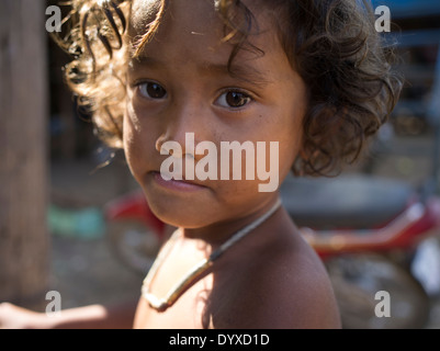 Ragazzo giovane a Kompong Pluk villaggio galleggiante vicino a Siem Reap, Cambogia Foto Stock